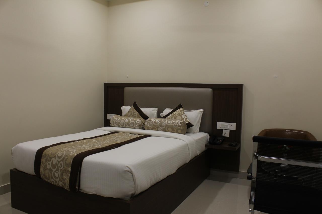 Hotel Grand Gayathri Khammam Exterior foto