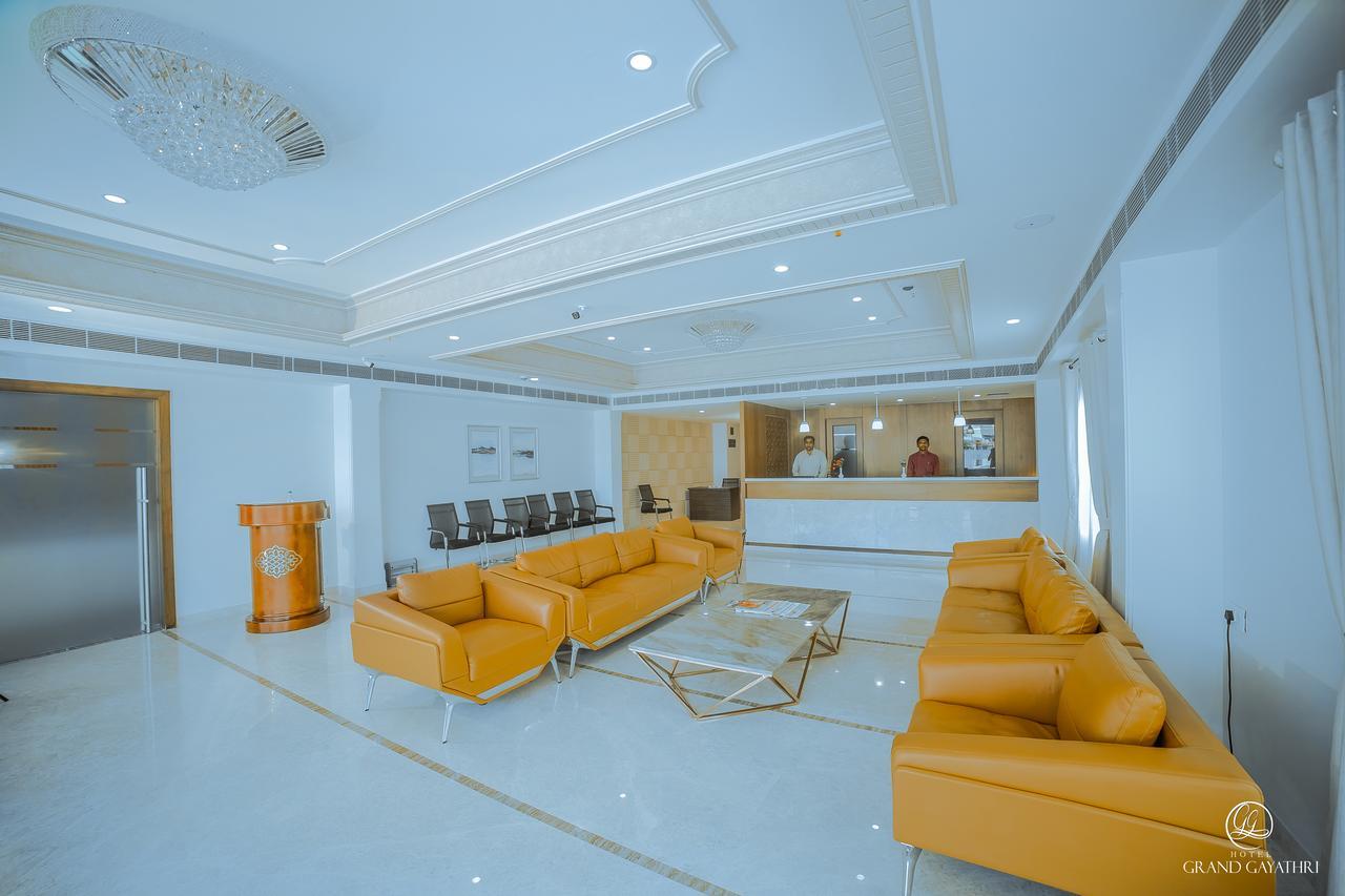 Hotel Grand Gayathri Khammam Exterior foto